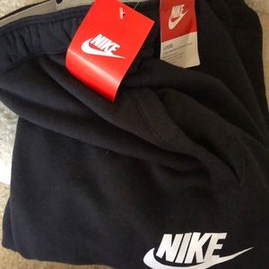 Women’s Nike black sweatpants w/ tags on